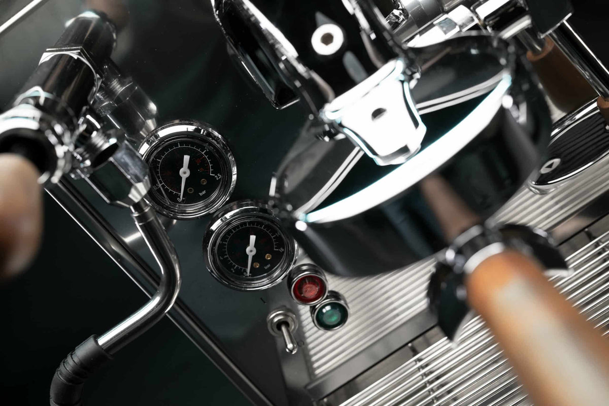 Pressure gauges and controls of the MAKINA S7 Pro-PID in close-up