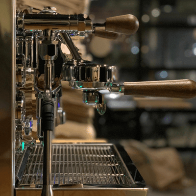 MAKINA S7 Pro-PID espresso machine in a coffee bar, seen from the side
