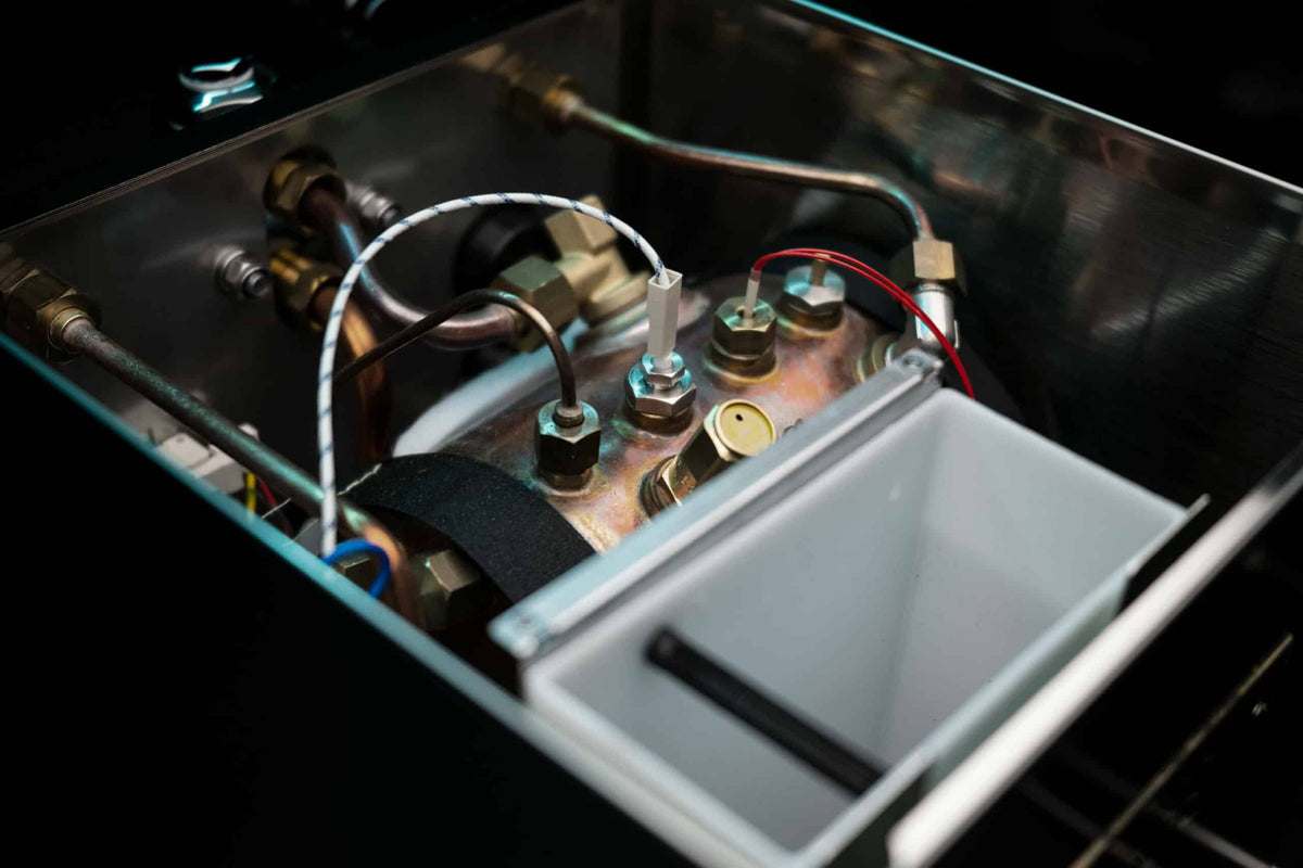 Inside the MAKINA S7 Pro-PID: the copper boiler, wiring and water tank