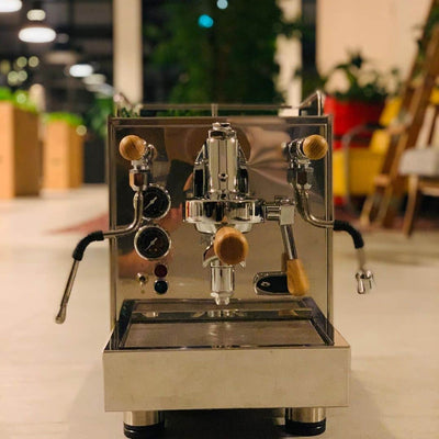 MAKINA S7 Pro-PID espresso machine with wooden knobs in a café